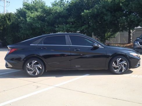 Certified 2025 Hyundai Elantra Limited FWD image 4
