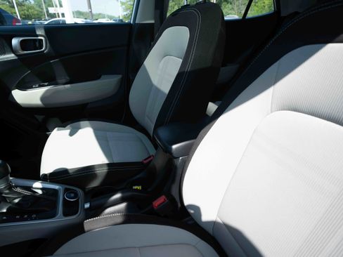 Used 2025 Hyundai Venue SEL FWD image 10