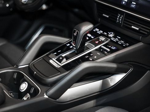 Used 2019 Porsche Cayenne Turbo w/ Sportdesign Package image 11