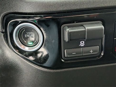 Certified 2025 GMC Sierra 1500 SLT image 23