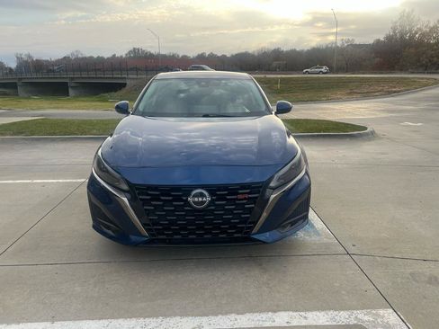 Used 2023 Nissan Altima 2.5 SR w/ SR Premium Package FWD image 3