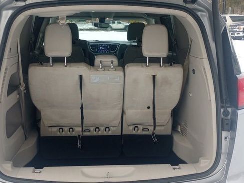 Used 2018 Chrysler Pacifica Touring-L Plus w/ Tire & Wheel Group image 18