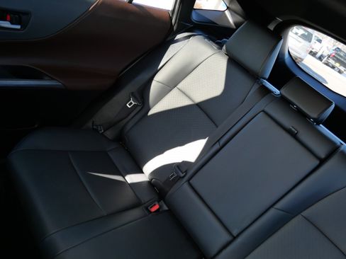 Used 2024 Toyota Venza Limited image 13