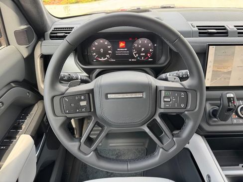 Used 2025 Land Rover Defender 110 V8 AWD/4WD image 10