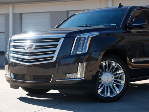 Used 2017 Cadillac Escalade ESV Platinum image 32