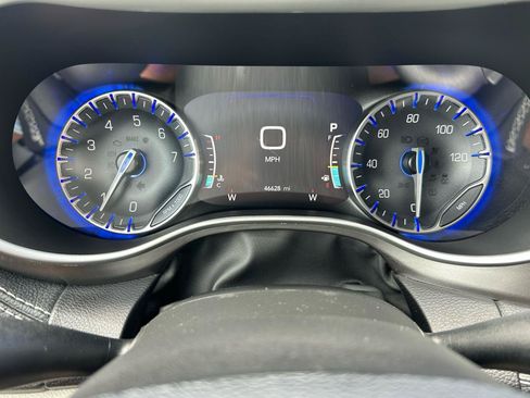 Used 2023 Chrysler Pacifica Touring-L FWD image 29