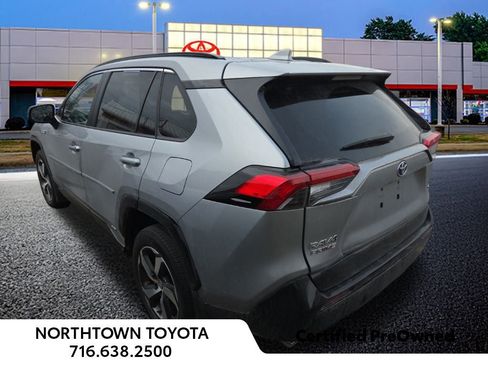 Used 2021 Toyota RAV4 SE w/ Weather & Moonroof Package image 12