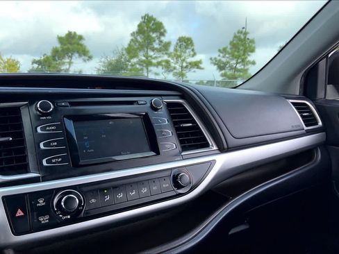 Used 2019 Toyota Highlander LE FWD image 35