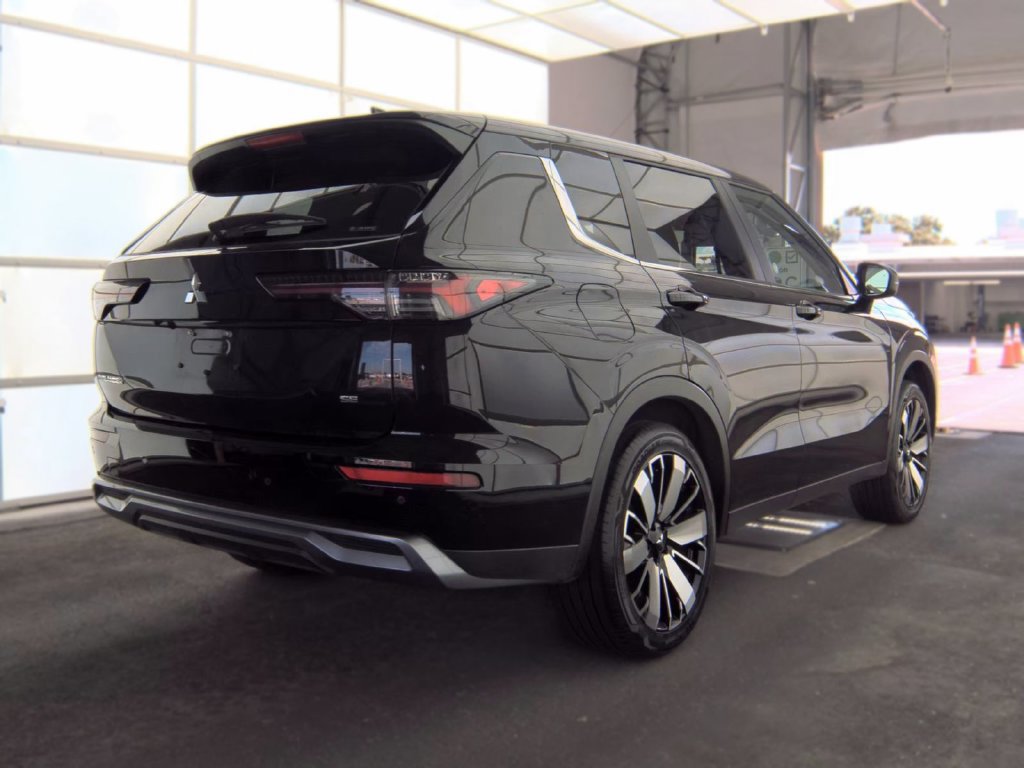 Used 2025 Mitsubishi Outlander SE AWD/4WD image 4