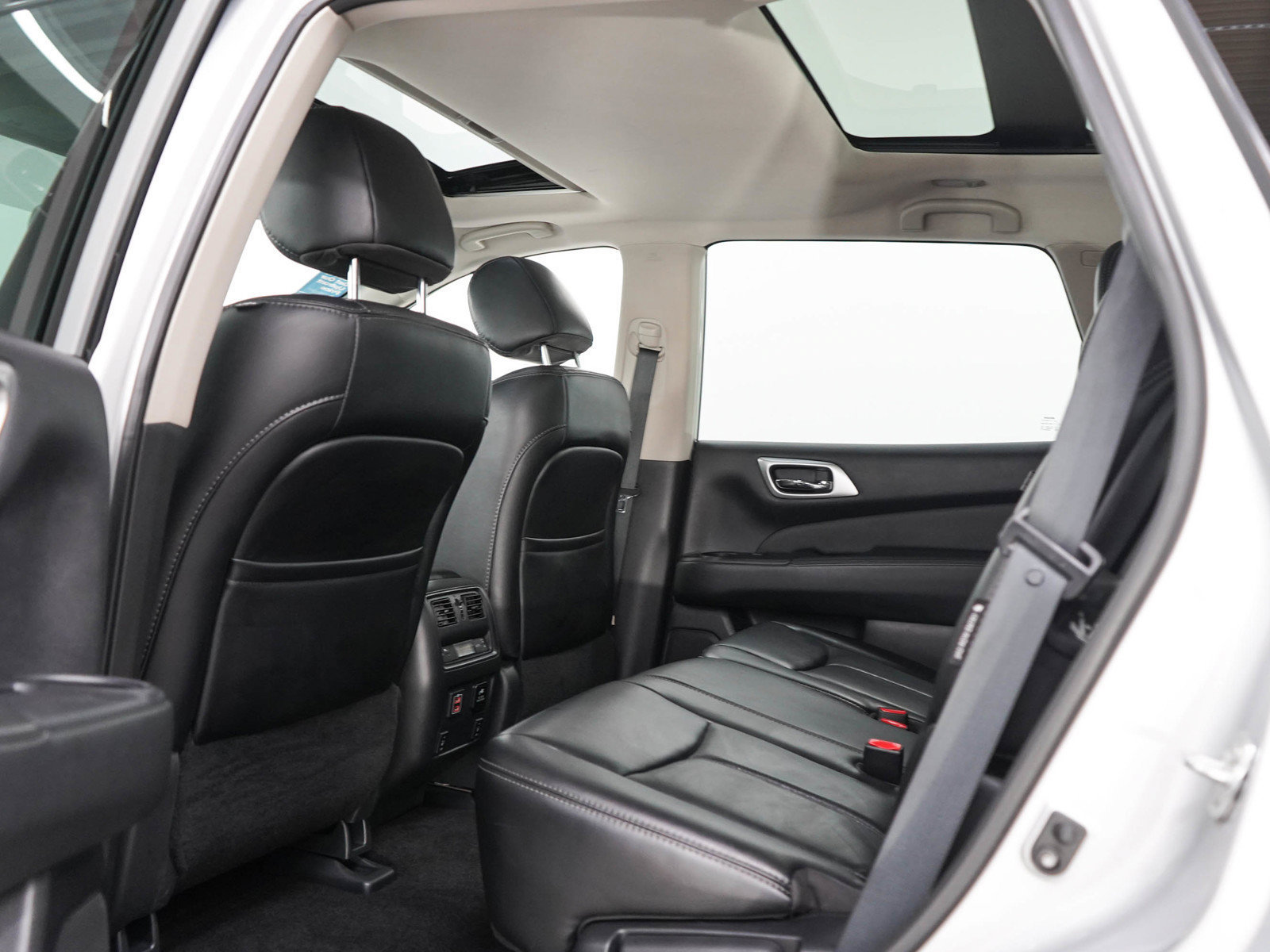 Used 2018 Nissan Pathfinder Platinum w/ Cargo Package AWD/4WD image 18