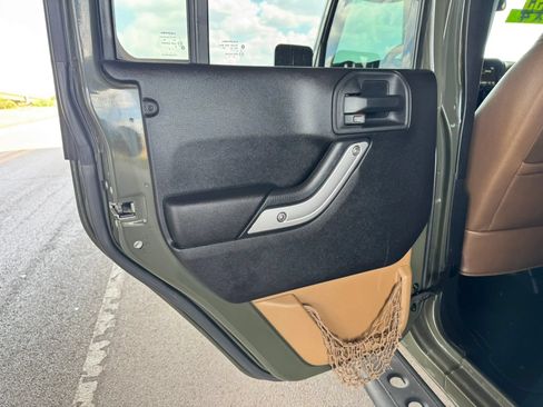 Used 2015 Jeep Wrangler Unlimited Sahara w/ Connectivity Group AWD/4WD image 19