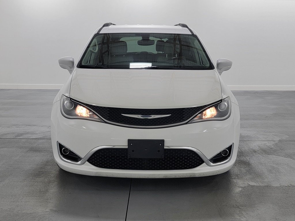 Used 2017 Chrysler Pacifica Touring-L FWD image 3