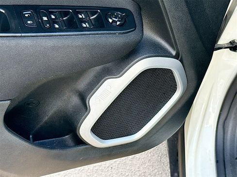 Used 2018 Jeep Renegade Latitude image 20