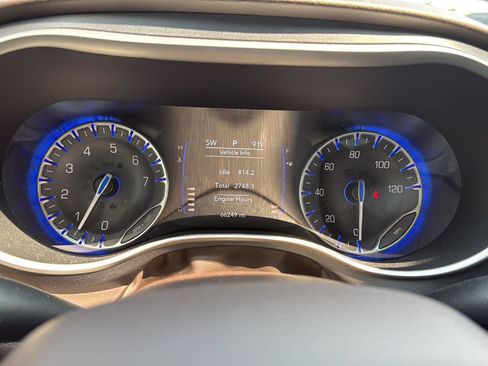 Used 2020 Chrysler Pacifica Touring-L FWD image 16