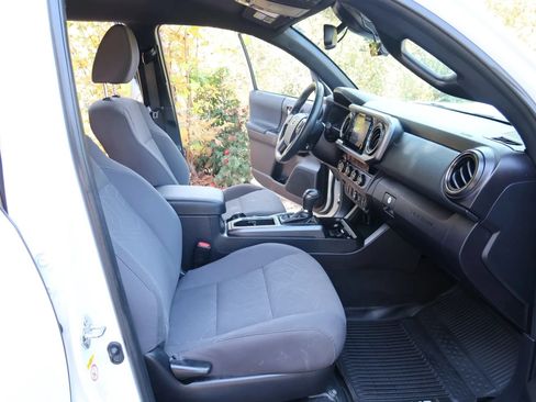 Used 2018 Toyota Tacoma TRD Sport w/ Technology Package AWD/4WD image 21