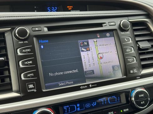 Used 2015 Toyota Highlander Limited w/ Driver Technology Package image 34