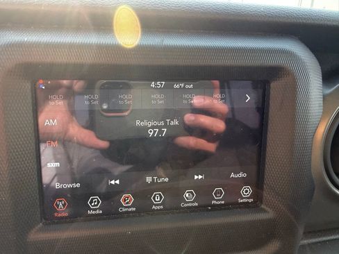 Used 2022 Jeep Gladiator Sport image 17