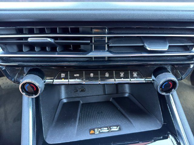 Used 2025 Chevrolet Traverse LT FWD image 13