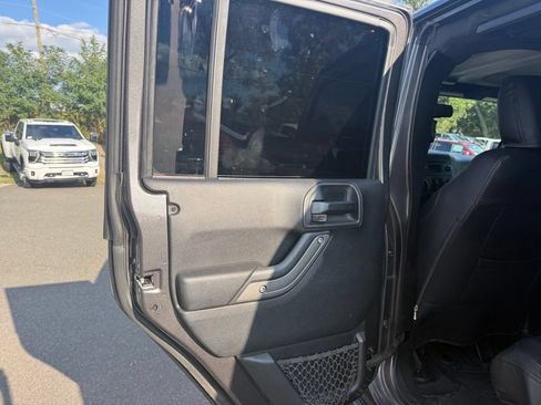 Used 2017 Jeep Wrangler Unlimited Rubicon w/ Connectivity Group AWD/4WD image 13