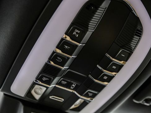 Used 2024 Porsche Macan AWD/4WD image 43