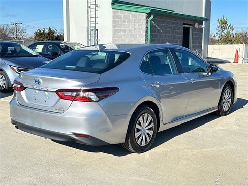 Used 2021 Toyota Camry LE image 4