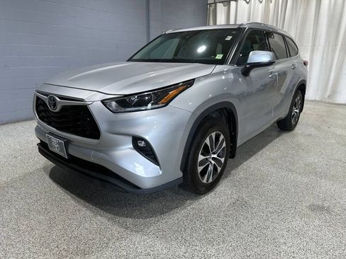 Used 2021 Toyota Highlander XLE AWD/4WD image 4