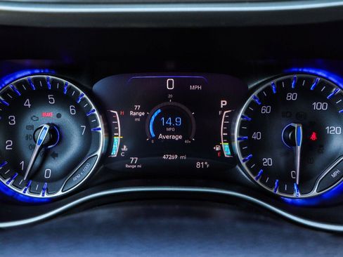 Used 2021 Chrysler Pacifica Touring-L FWD image 6
