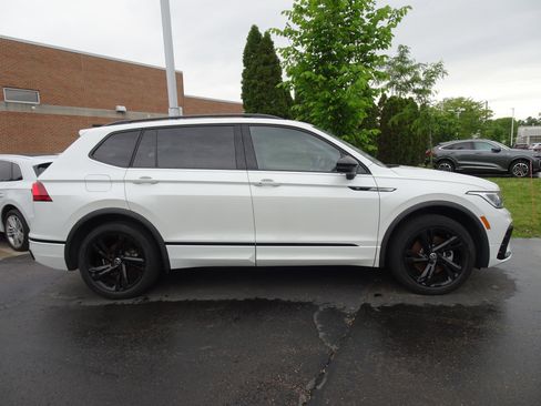 Used 2023 Volkswagen Tiguan SE R-Line AWD/4WD image 4