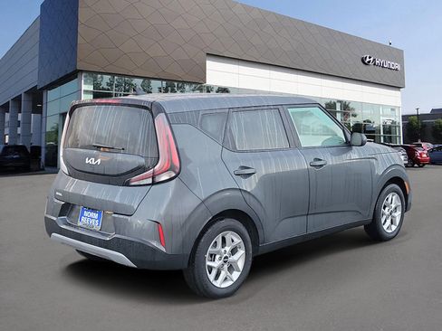 Used 2025 Kia Soul LX image 2