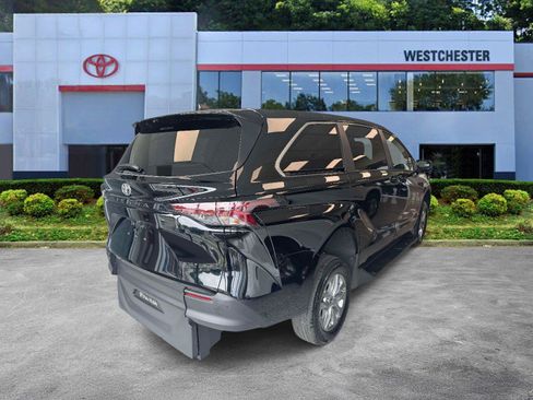 Used 2026 Toyota Sienna LE FWD image 7