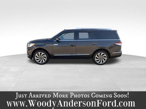 Used 2022 Lincoln Navigator Reserve AWD/4WD image 4