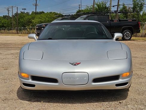 Used 2001 Chevrolet Corvette Coupe RWD image 2