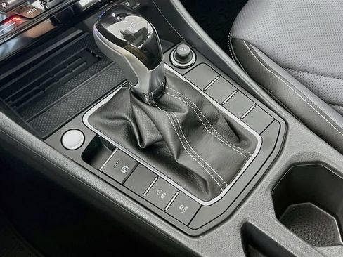 Used 2025 Volkswagen Jetta SEL FWD image 19