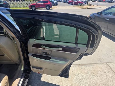 Used 2006 Lincoln Town Car Designer Series RWD image 11