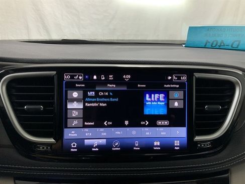 Used 2024 Chrysler Pacifica Touring-L image 29