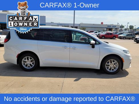 Used 2023 Chrysler Pacifica Touring-L FWD image 2