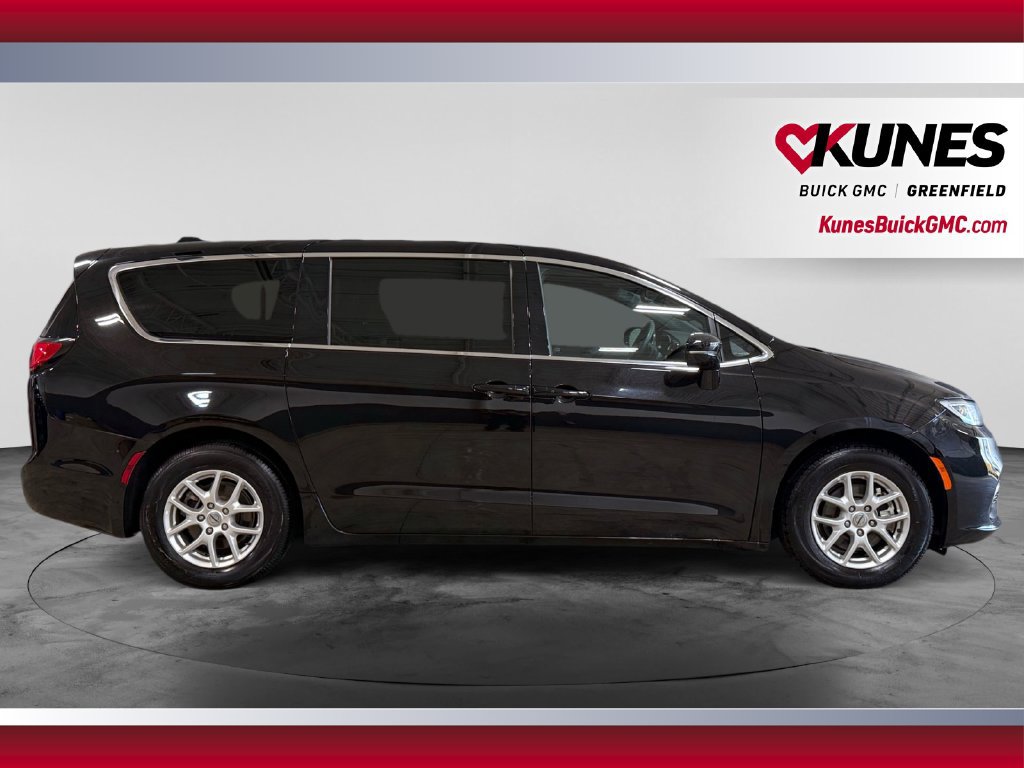 Used 2025 Chrysler Pacifica Select FWD image 12