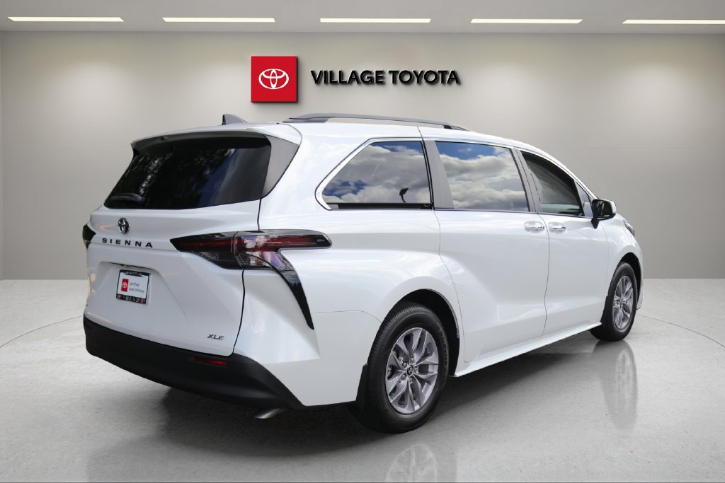 Certified 2026 Toyota Sienna XLE FWD image 5