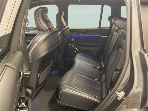 Used 2022 Jeep Grand Cherokee Overland AWD/4WD image 29