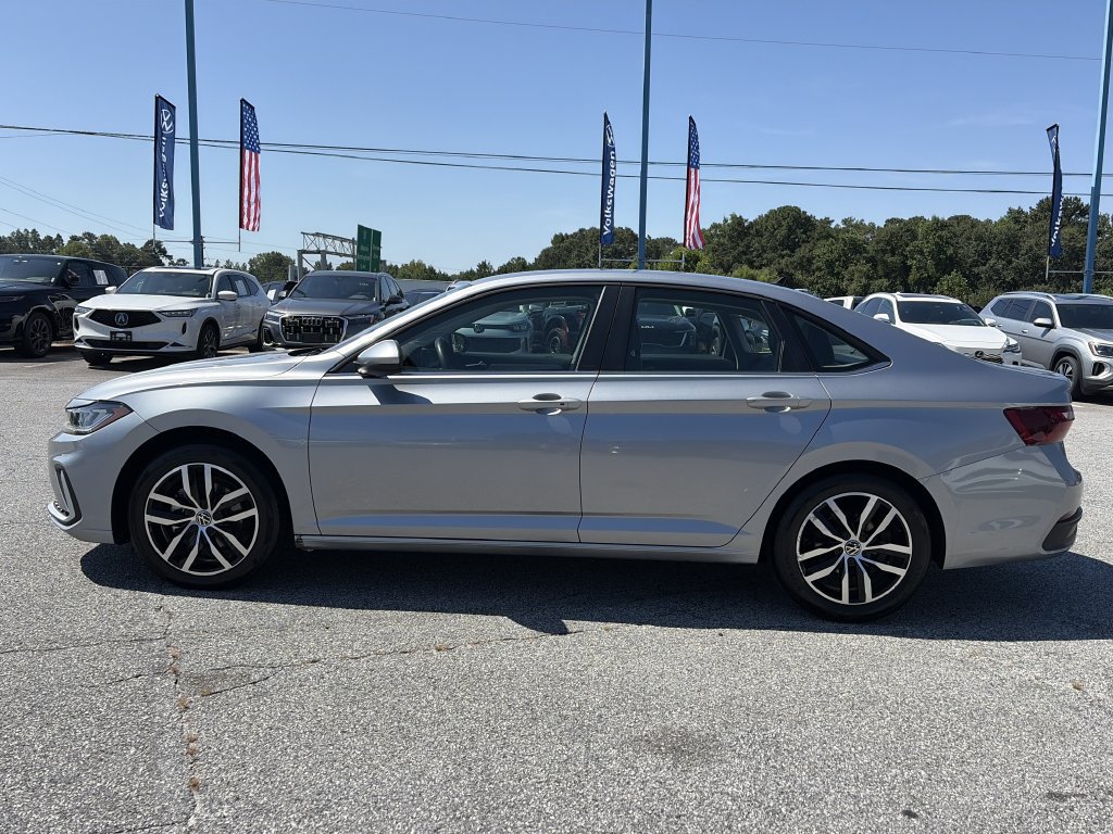 Used 2025 Volkswagen Jetta SE FWD image 18