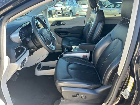 Used 2023 Chrysler Pacifica Touring-L FWD image 25