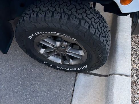 Used 2016 Jeep Wrangler Unlimited Sahara image 3