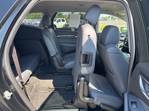Used 2021 Buick Enclave Essence image 19