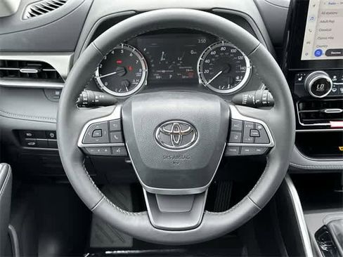 New 2024 Toyota Highlander XLE image 8