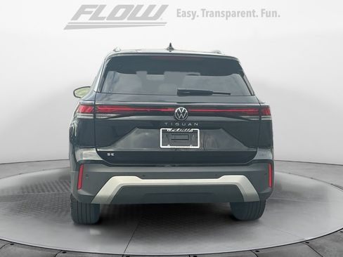 Used 2025 Volkswagen Tiguan SE image 8