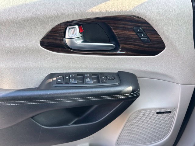 Used 2022 Chrysler Pacifica Limited FWD image 16