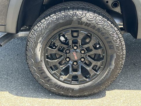 New 2026 GMC Canyon Elevation w/ LPO, Black Badging Package RWD image 30