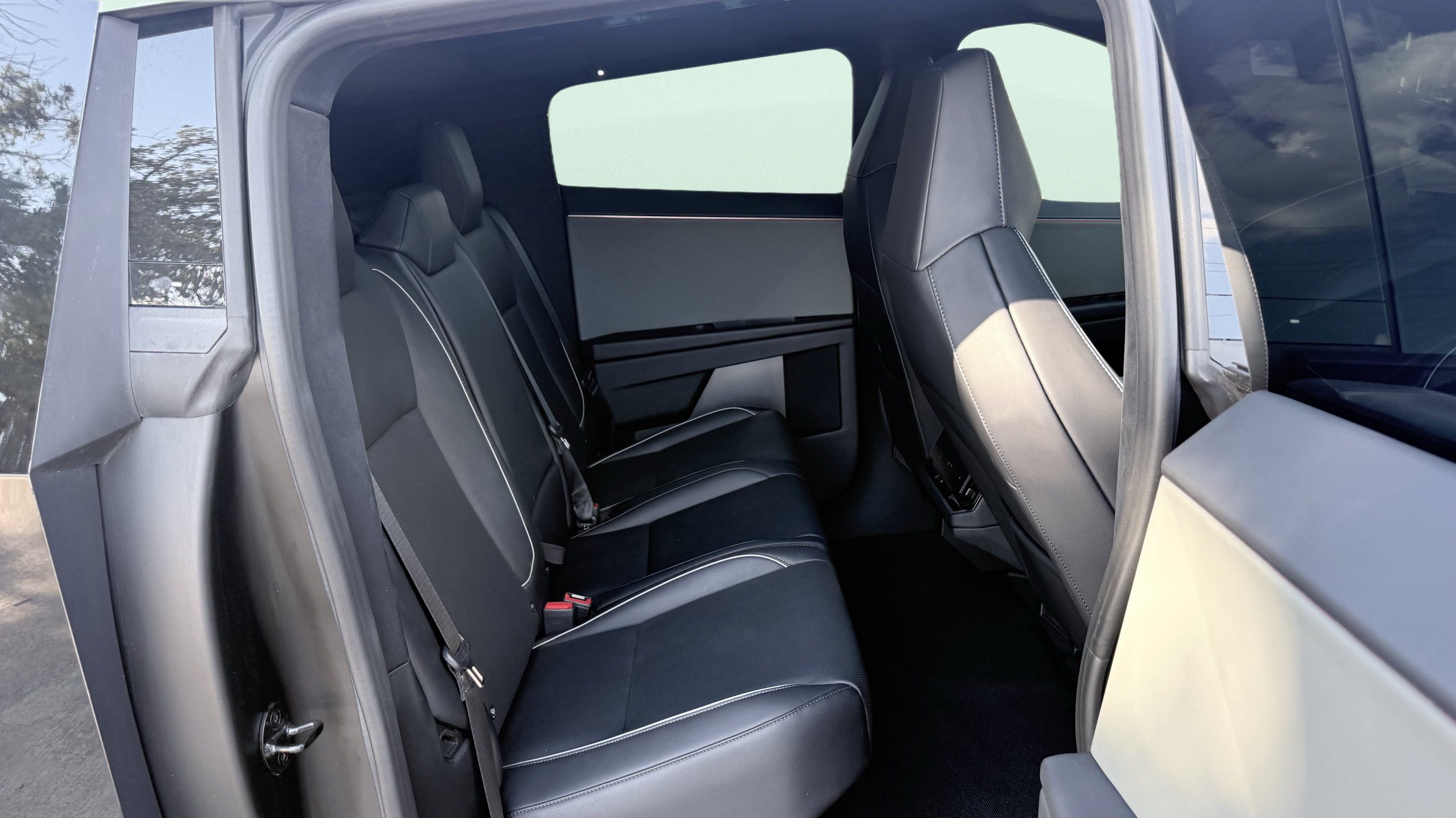 Used 2024 Tesla Cybertruck AWD Crew Cab image 33