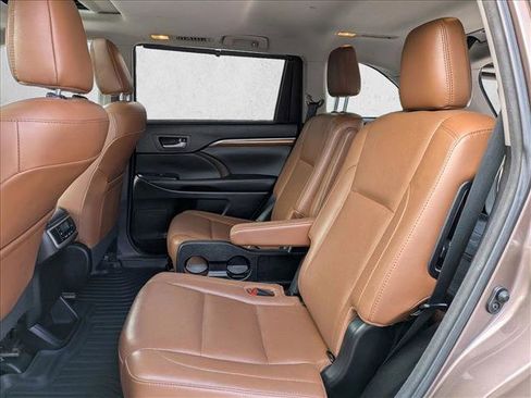 Used 2017 Toyota Highlander Limited image 17