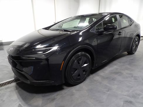 Used 2025 Toyota Prius LE FWD image 4